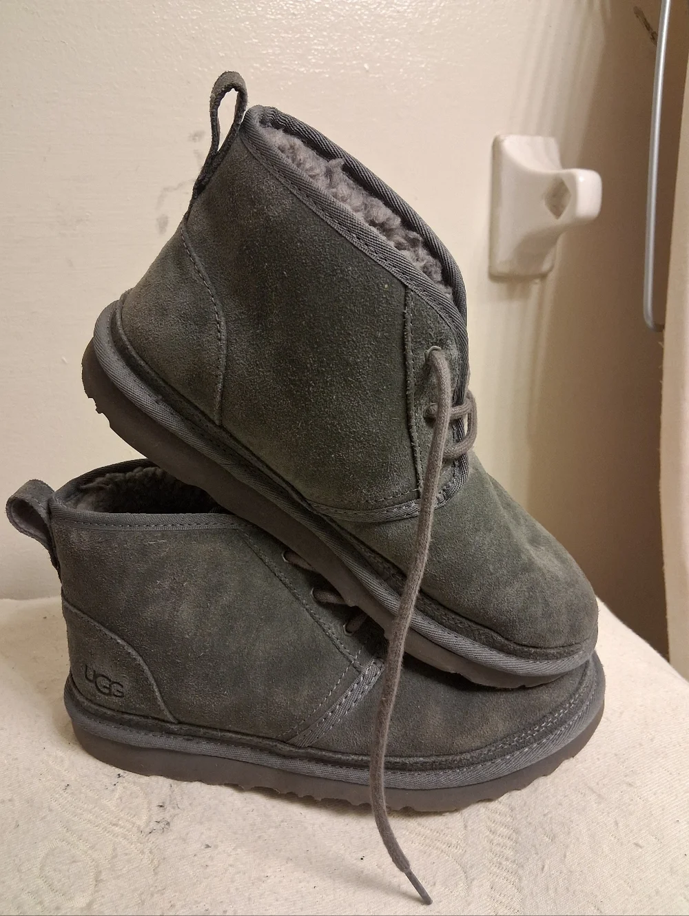 Mens UGG gray Suede Winter Boots with Sherpa Lining Sheepskin Size 6, Fit for 5